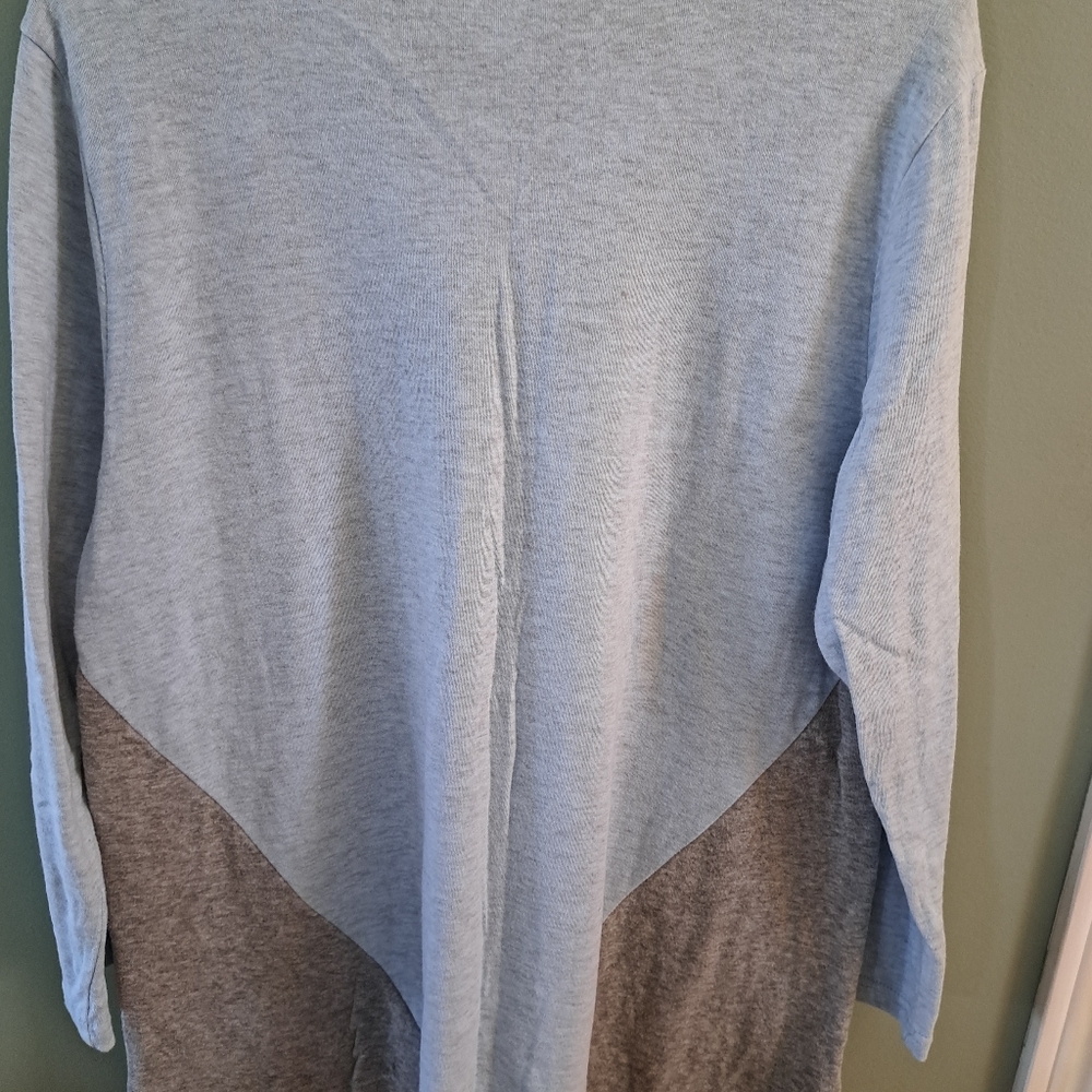 Color block top. - Picture 3 of 4